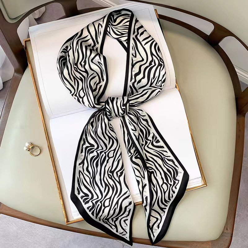 Luxury Bags Online - وشاح حريري مربع فاخر بنقشة حمار
