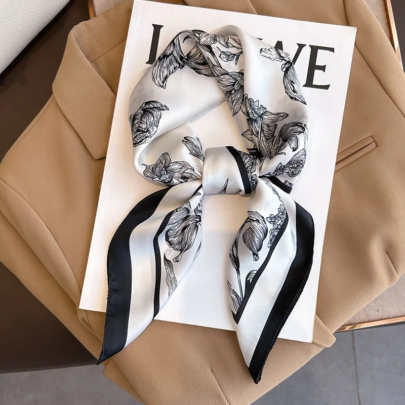Luxury Bags Online - وشاح مربع من الحرير المطبوع بالورود