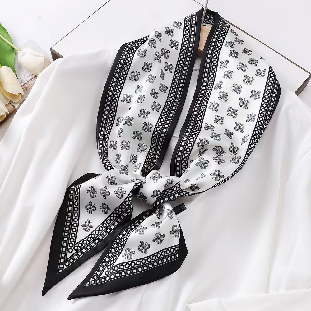 وشاح حريري مربع فاخر بنقشة حما - مراجعة Luxury Bags Online وسعره