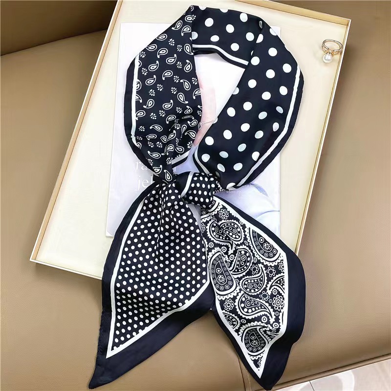 وشاح حريري مربع فاخر بنقشة حما - مراجعة Luxury Bags Online وسعره