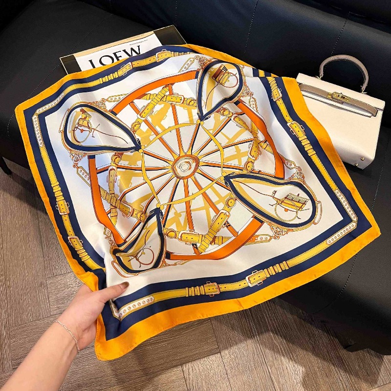 وشاح حريري مربع نحيف بتصميم فا - مراجعة Luxury Bags Online وسعره