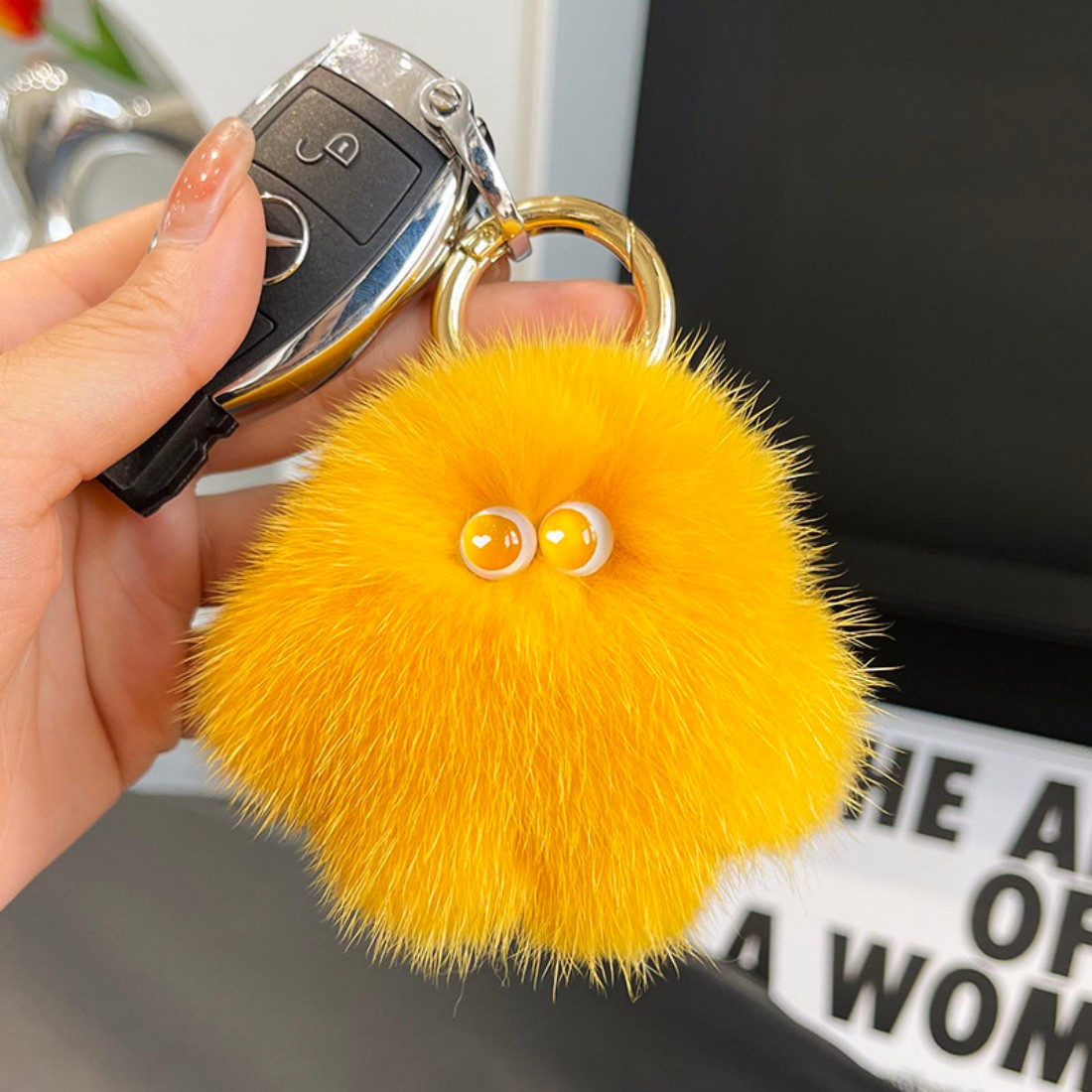 سلسلة مفاتيح فاخرة من فرو المن - مراجعة Luxury Bags Yellow وسعره