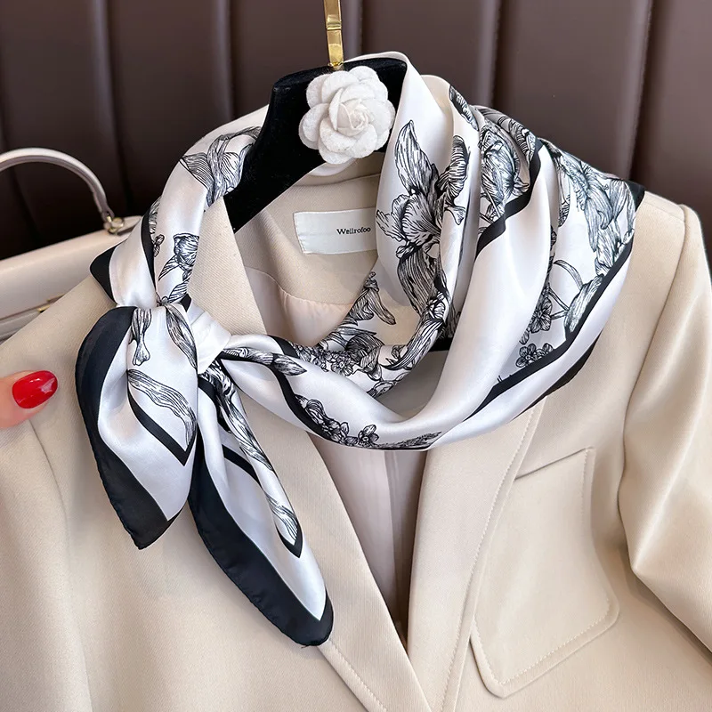 وشاح مربع من الحرير المطبوع با - مراجعة Luxury Bags Online وسعره