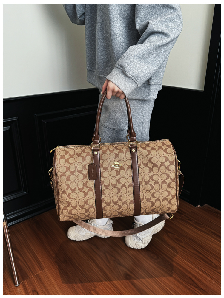 حقيبة سفر كلاسيكية بتصميم مونو - مراجعة Weekender Bag Duffle وسعره